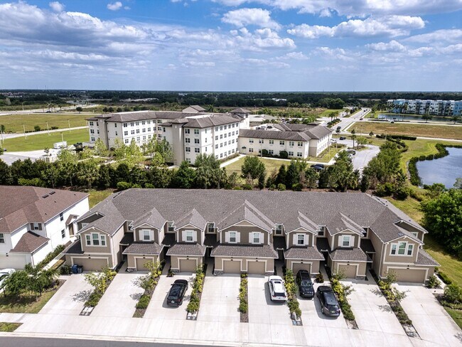 Foto del edificio - Stunning 3 Bed Townhouse for Rent in Lakewood Ranch! Spacious, Modern, and Move-In Ready!