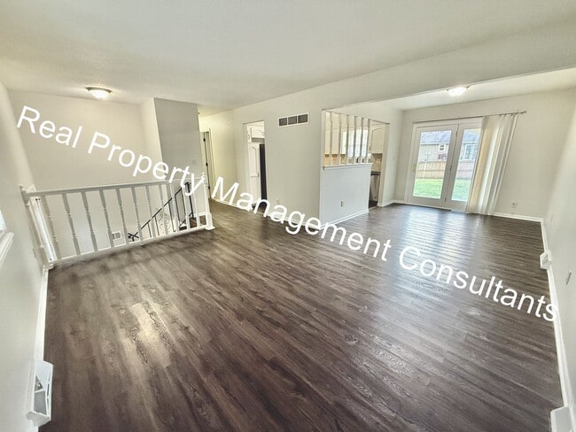 Building Photo - Beautifully Updated Split-Level 3 Bedroom Home! Deposit Free Living Available via Obligo