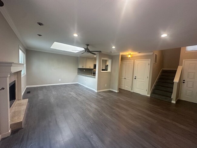 Building Photo - 3 Bed/2 Bath- Beautifully Updated Townhome...
