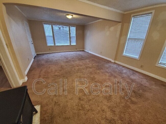Building Photo - 1508 W Sharp Ave