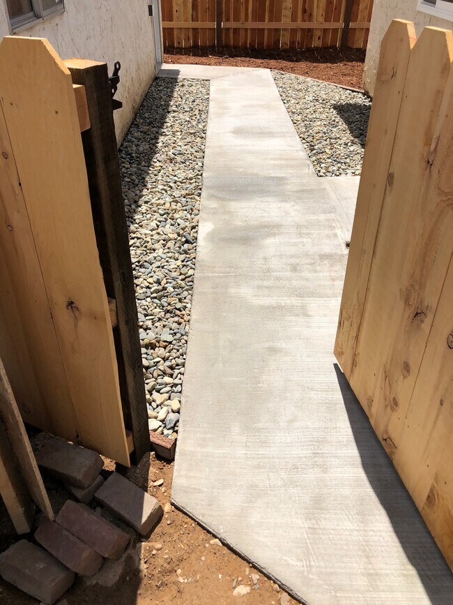 Camine hasta la puerta principal y el garaje. - 3710 Fairgrounds Dr