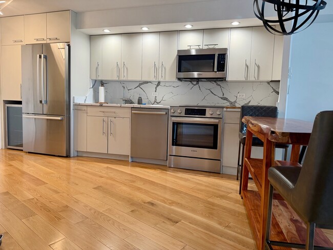 Building Photo - 300 N State St