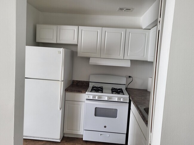 Kitchen - 16W470 Lake Dr