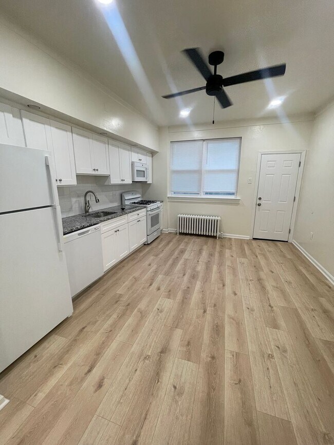 Foto del edificio - NEWLY UPDATED SPACIOUS 3-BEDROOM HOUSE IN ...