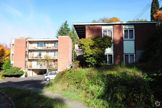Building Photo - 3300 York Rd S