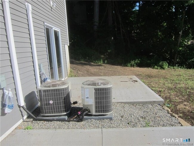 Foto del edificio - 574 Chopsey Hill Rd