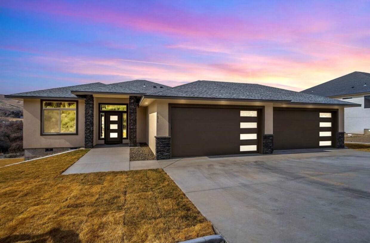 Foto principal - Luxury New Construction Five Bedroom Three...