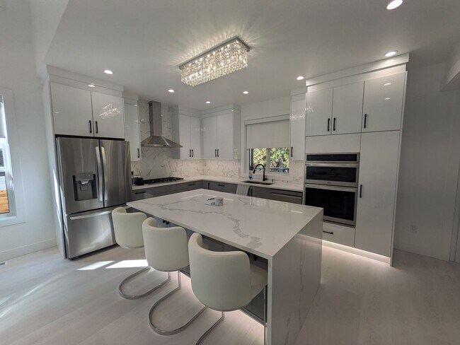 Building Photo - View of the Bay! 3 Bed 3.5 Bath with Garage!