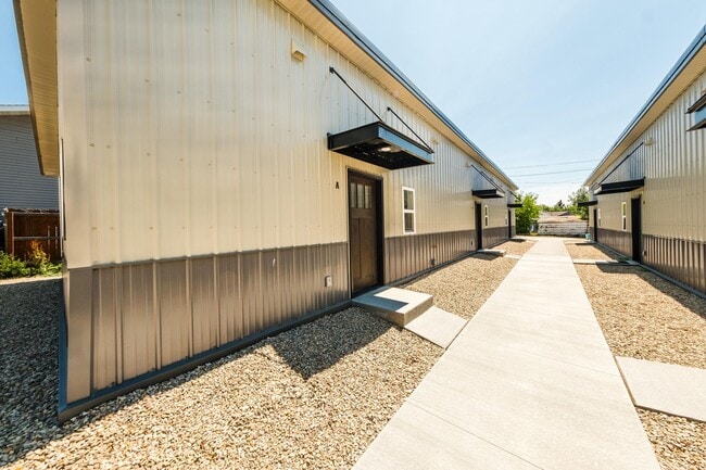 Building Photo - 744 E Loucks St