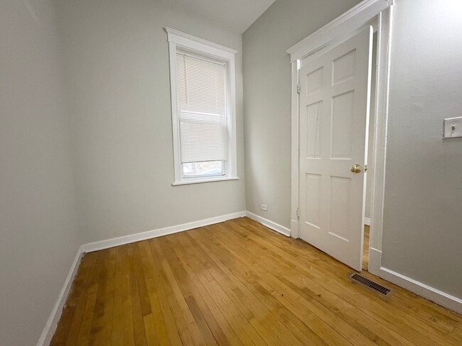 Building Photo - 915 W 32nd St