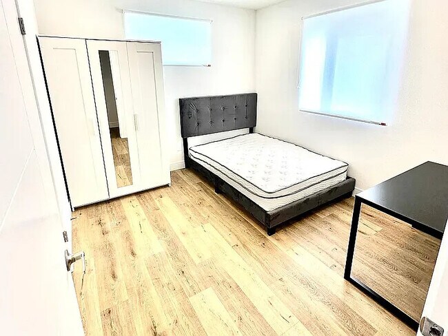 Foto del edificio - 1543 W 37th Pl