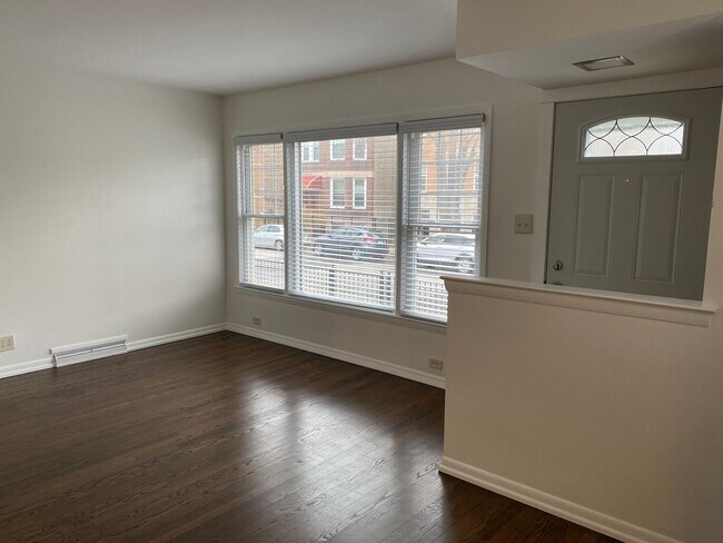 Foto del edificio - 2346 W Dickens Ave
