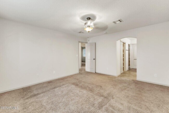 Foto del edificio - 14330 Woods Point Ave