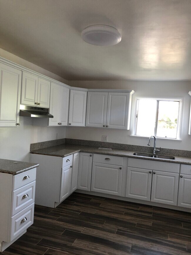 Kitchen - 305 N Willowbrook Ave