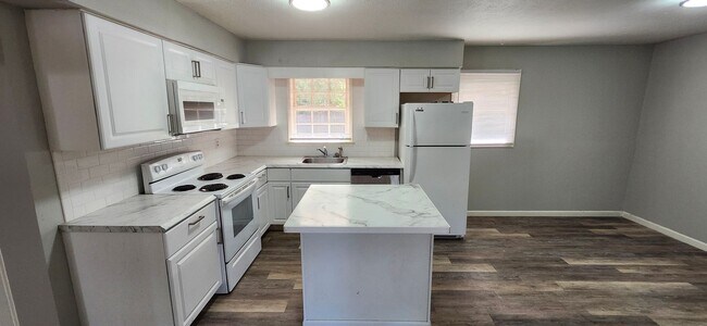 Building Photo - 3 bedroom home in North Columbus