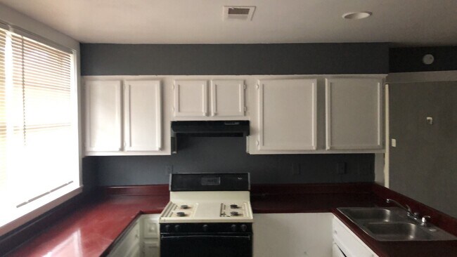 Building Photo - Spacious 2 bedroom, 1 bath home for lease