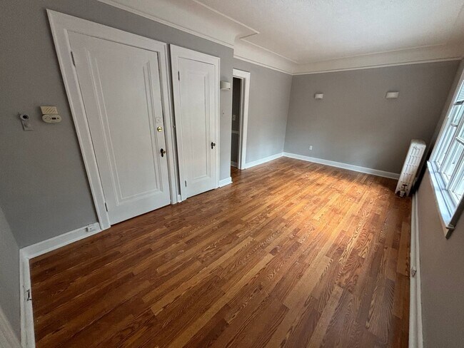Building Photo - 884 Beaconsfield Ave