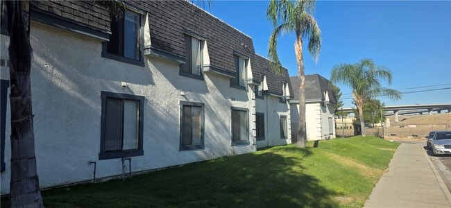 Building Photo - 1319 Oakwood Dr W