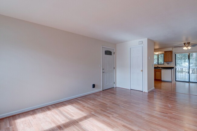 Building Photo - 2 Bed/1 Bath Condo
