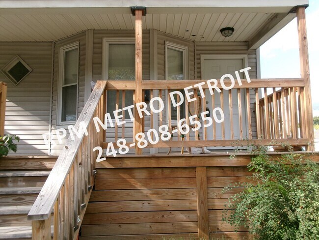 Foto del edificio - LOWER LEVEL DUPLEX IN DETROIT