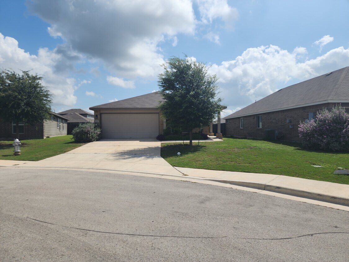 Foto principal - 2135 Firefall Dr