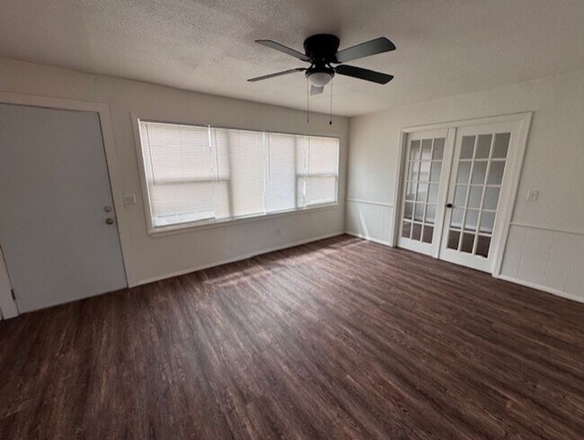 Foto del edificio - Brand New inside, great neighborhood and large fenced yard!  Call us today to make this your new ...