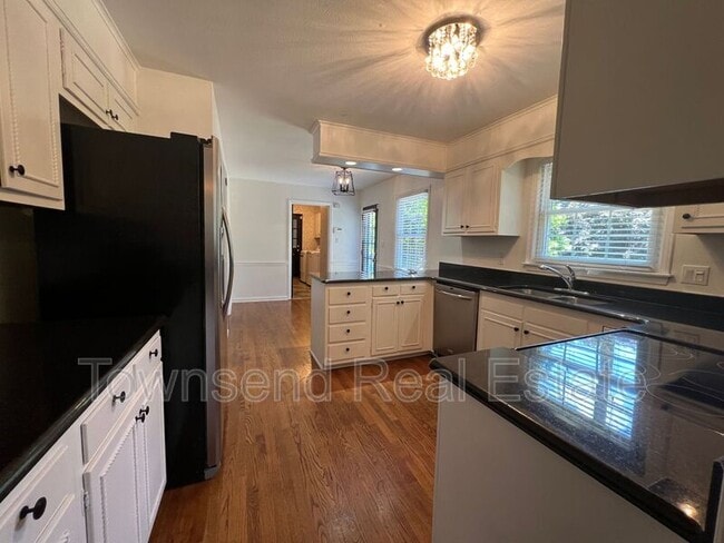 Building Photo - 2814 Mirror Lake Dr