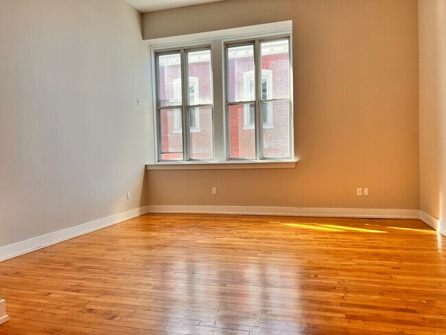 Building Photo - 4627 E. Thompson-Studio