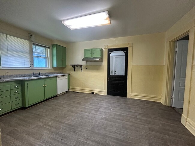 Building Photo - SUBLEASE: 2 Bedroom 1 Bath House Available in Connersville