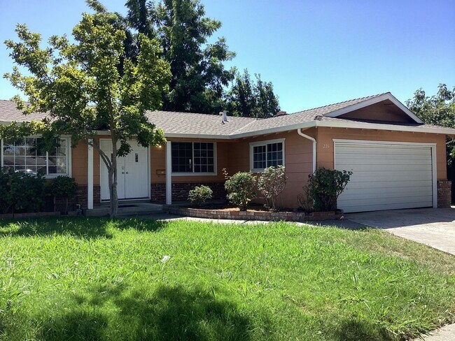 Building Photo - MOVE IN SPECIAL $300 OFF 1st month's Rent ...