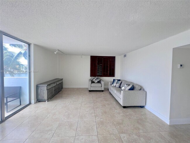 Foto del edificio - 5838 Collins Ave