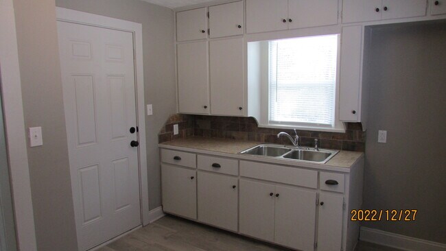 Kitchen - 2846 W Elm St
