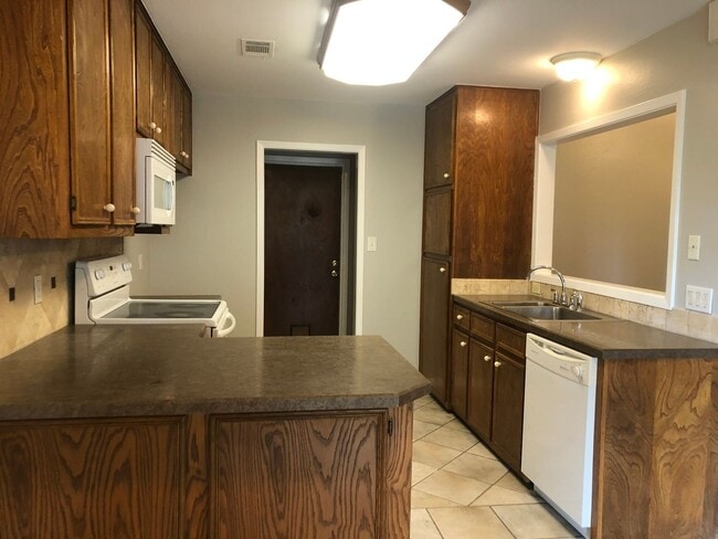 Building Photo - 109 Chama Dr
