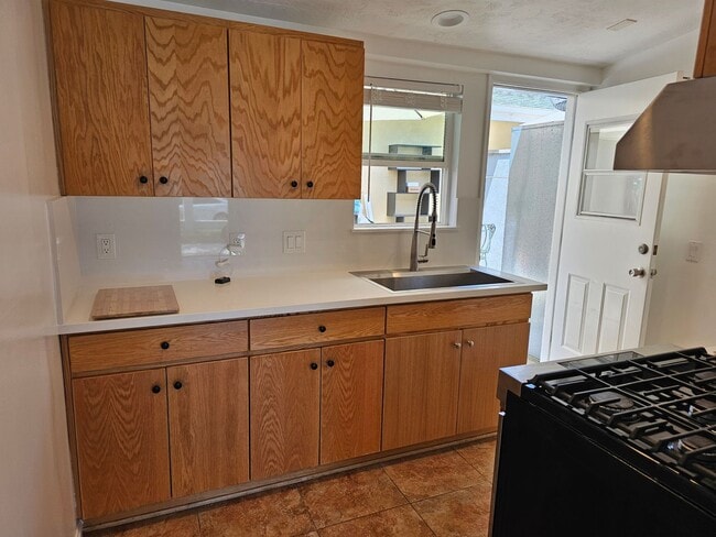 Building Photo - Costa Mesa.  1 bedroom, 1 bathroom.  Duplex