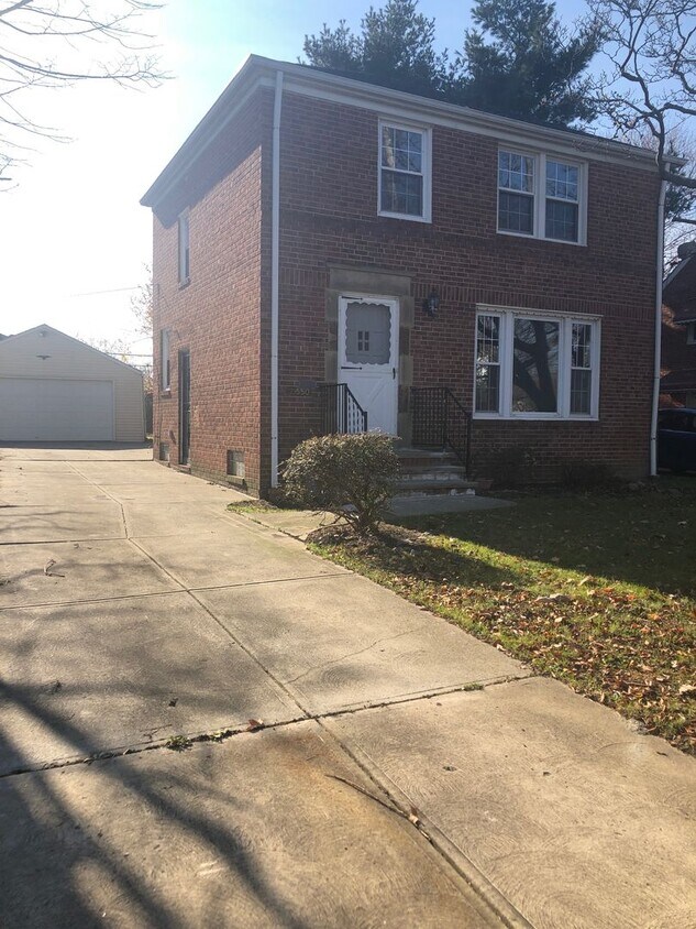 Foto principal - Check out this fully remodeled brick colon...
