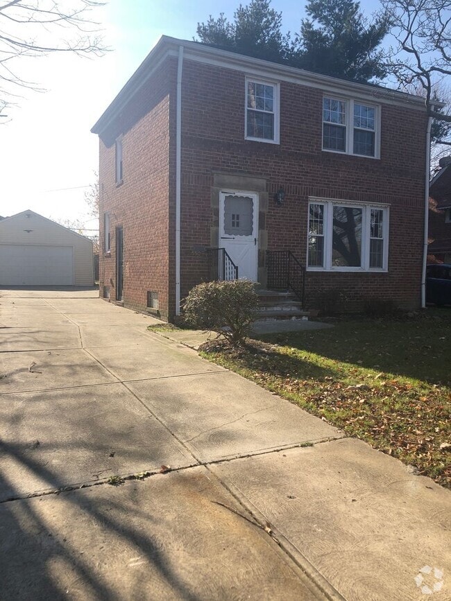 Building Photo - 21550 Miller Ave