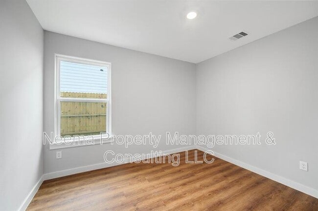 Foto del edificio - 8715 Bertwood St