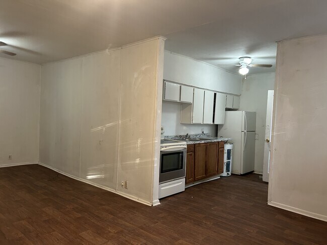 Building Photo - 1303 Bell St