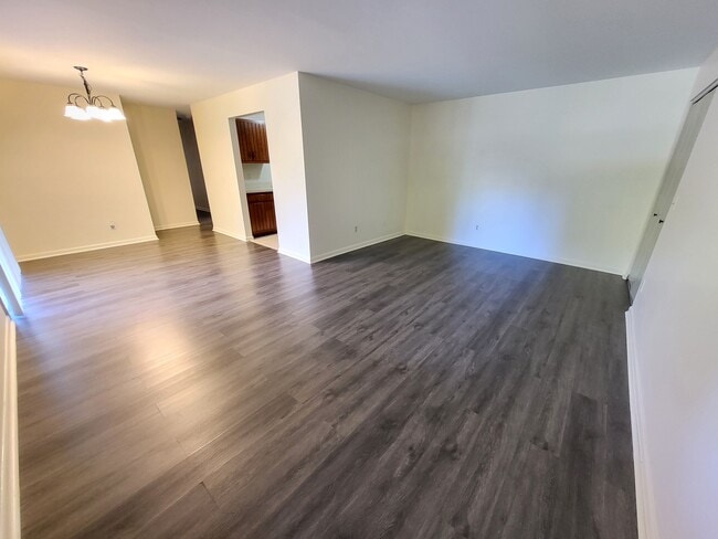 Building Photo - 1090 Peggy Dr