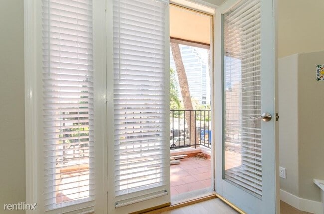 Building Photo - 2 br, 2 bath Townhome - 1230 Wellesley Ave