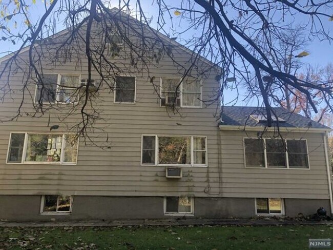 Foto del edificio - 265 Demarest Ave