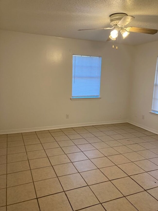 Building Photo - Gulfport 3 Bedroom