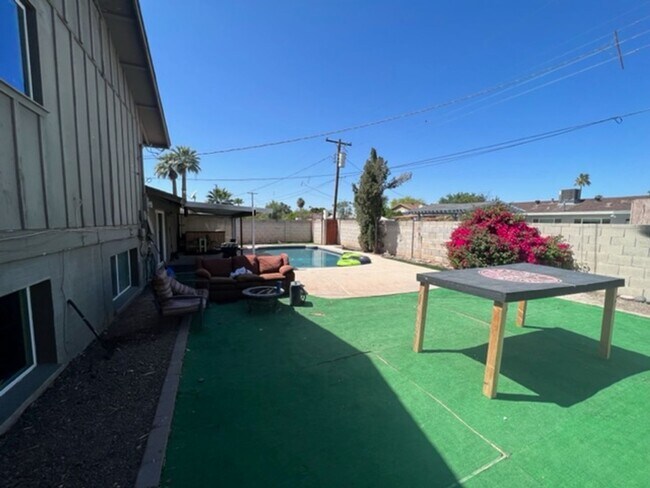 Building Photo - Amazing Tri-Level home close to ASU.  Pool and 2 Car Garage
