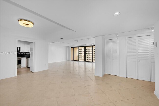 Foto del edificio - 2 Grove Isle Dr
