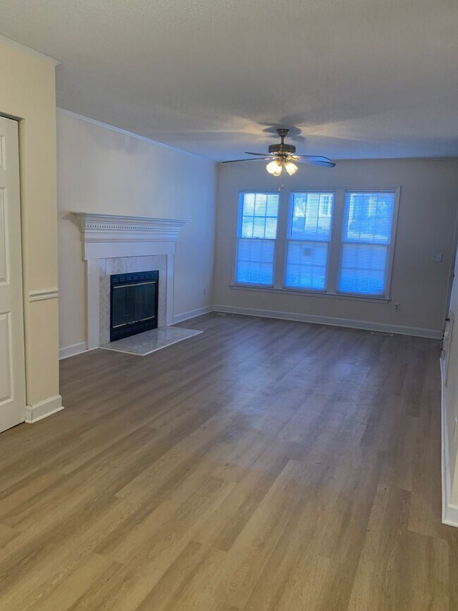 Foto del edificio - PET FRIENDLY-3 BEDROOM WITH DOWNSTAIRS PRIMARY SUITE- 717 St.Catherines~3 brm 2.5 bath~wood burni...