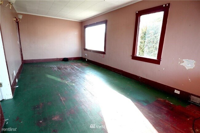 Building Photo - 3 br, 1 bath House - 2107 W 2nd St