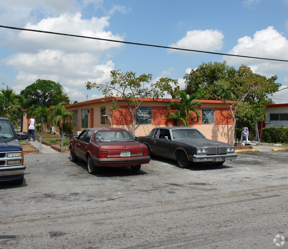 Building Photo - 905 NW 12th Ave