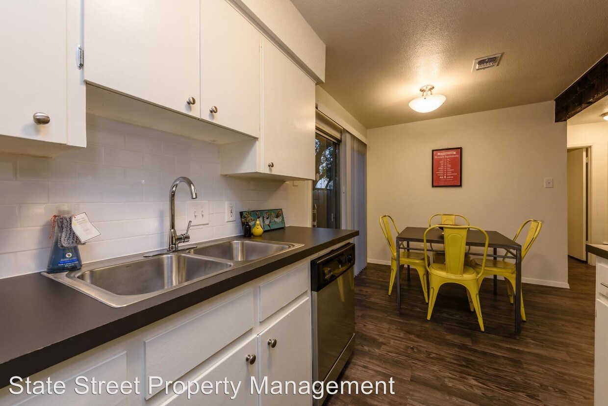 Primary Photo - 1601 Kinney Ave