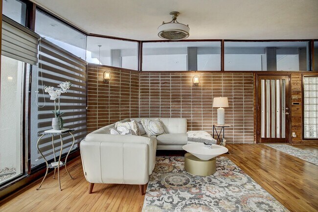 Foto del edificio - 5303 Tallow Ln