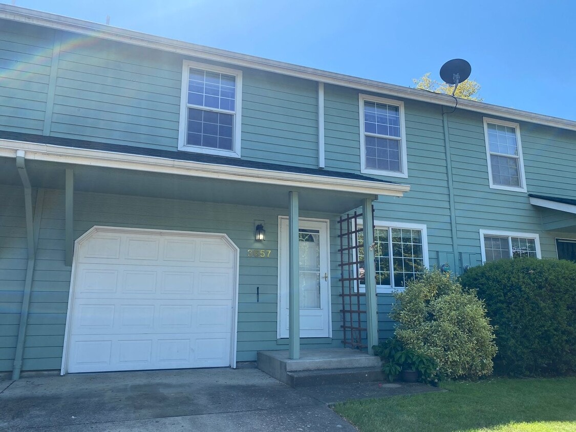 Foto principal - Spacious 3-Bedroom, 2.5-Bath Townhouse In ...